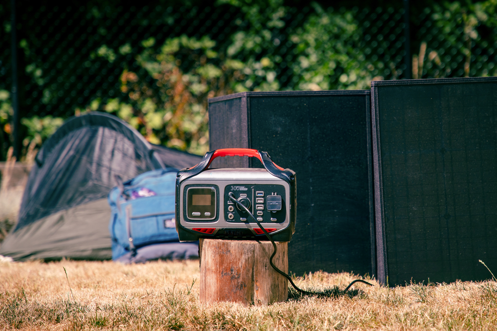 Solar generator capturing sunlight to generate electricity