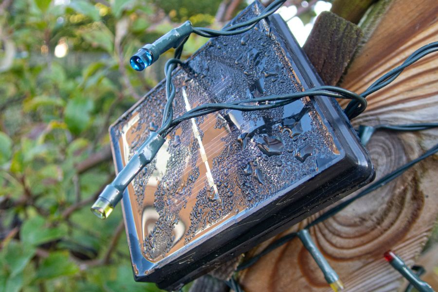 Outdoor solar fairy lights with water on the panel