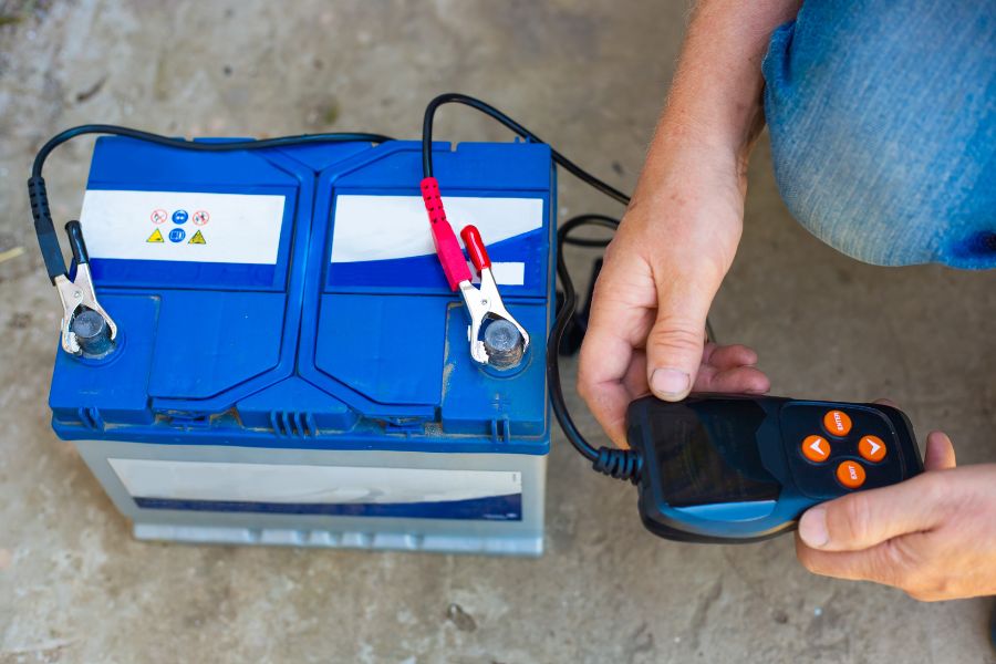 Measuring battery voltage using multimeter