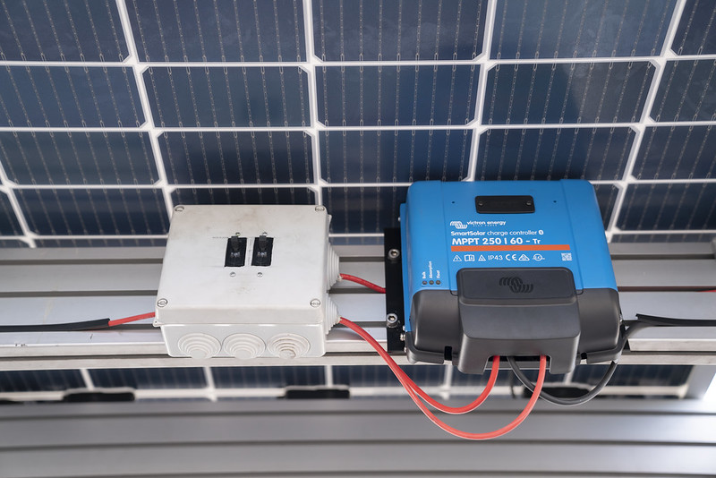 Charge controller to monitor solar battery charging